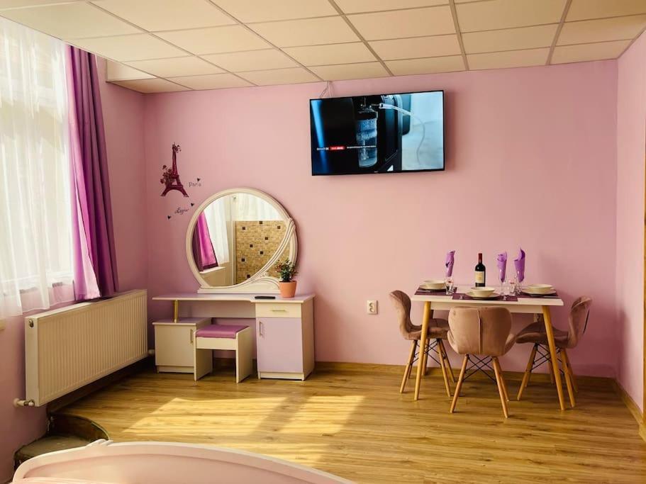 Lavender Luxury Apartment Oradea Bagian luar foto